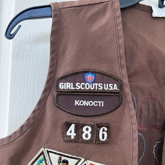 VTG Girl Scouts of America Brown Brownie Vest Pins Badges USA Size Medium 10-12 - Picture 3 of 14